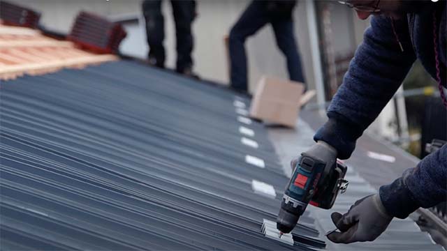 Panfilm Berlin Hamburg Vertriebsfilm Filmproduktion machen lassen Imagefilm Messefilm Photovoltaik Dach Ziegel Hausbau